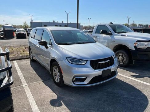 Used 2024 Chrysler Pacifica Touring-L image 2