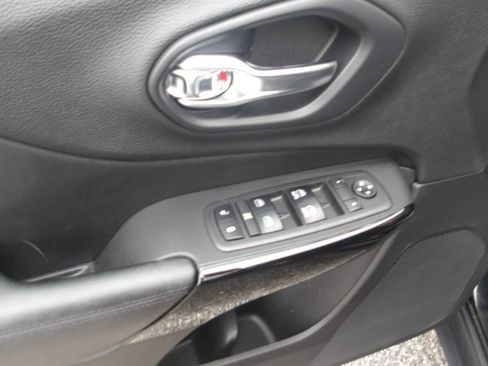 Used 2019 Jeep Cherokee Latitude Plus AWD/4WD image 10