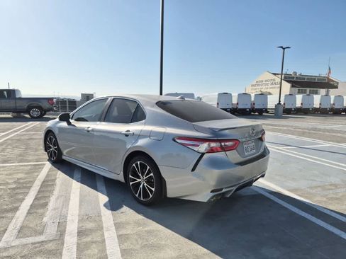 Used 2020 Toyota Camry SE FWD image 3
