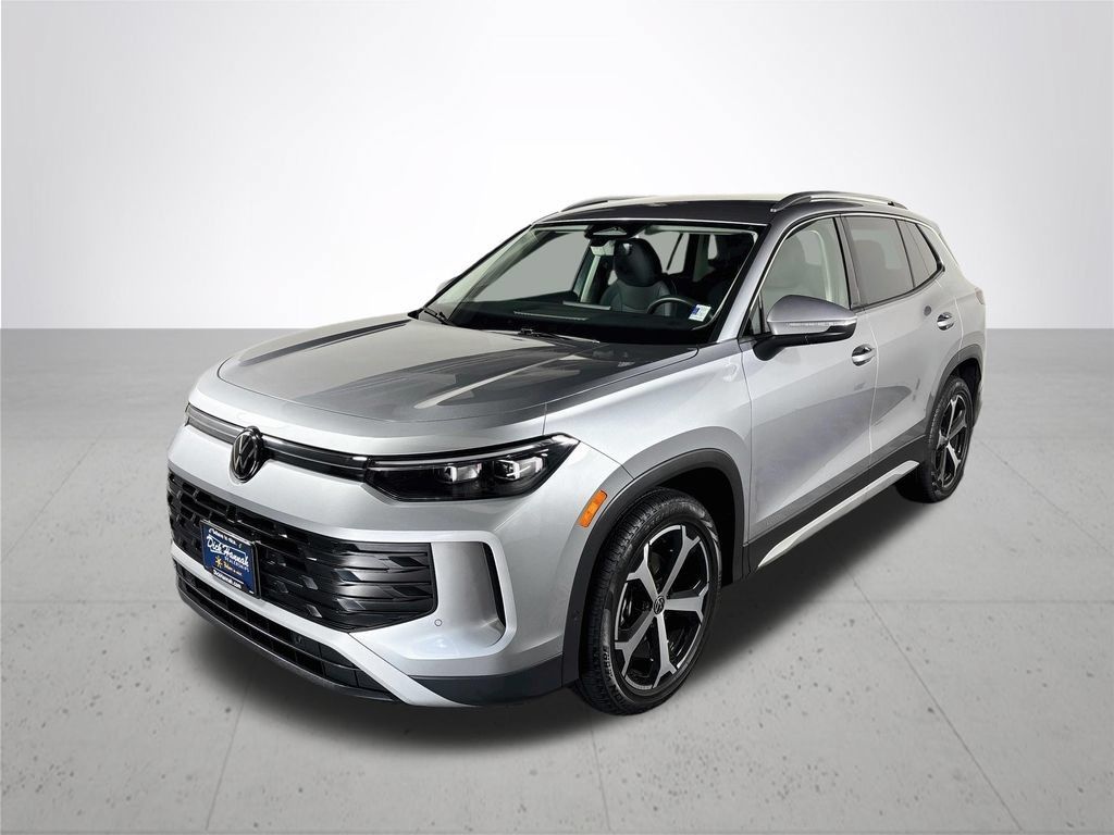 Certified 2025 Volkswagen Tiguan SE FWD image 2