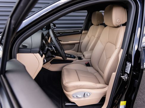 Certified 2026 Porsche Macan AWD/4WD image 5