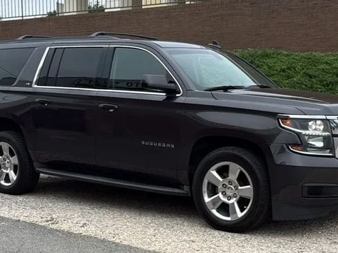 Used 2016 Chevrolet Suburban LS RWD image 3