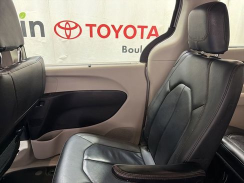 Used 2019 Chrysler Pacifica Touring-L image 13