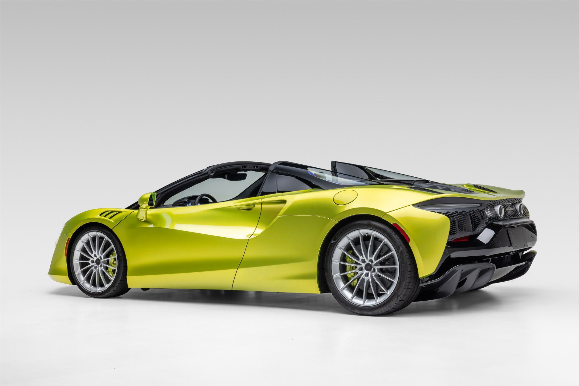 Used 2025 McLaren Artura Spider RWD image 12