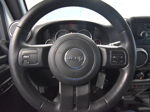 Used 2015 Jeep Wrangler Unlimited Sahara AWD/4WD image 7