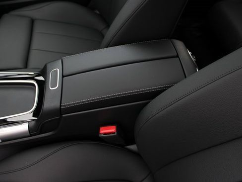 New 2025 Mercedes-Benz GLB 250 4MATIC image 30