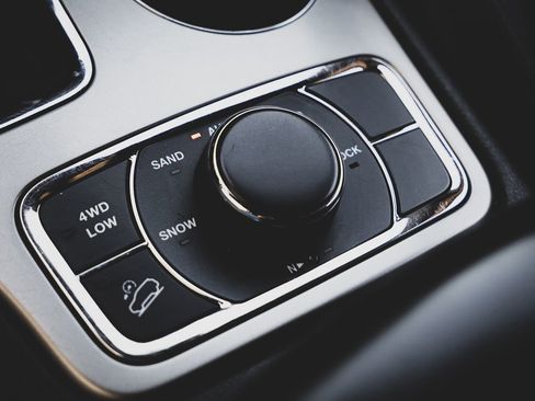 Used 2018 Jeep Grand Cherokee Limited image 16