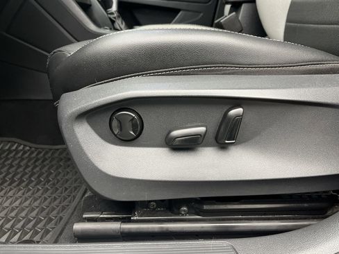 Used 2022 Volkswagen Taos SEL image 11