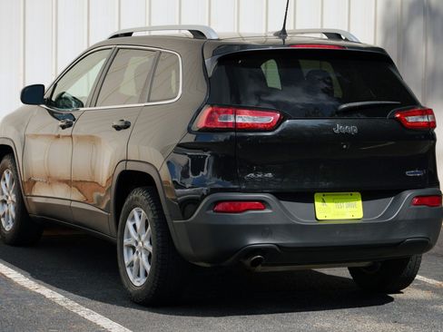 Used 2016 Jeep Cherokee Latitude w/ Cold Weather Group AWD/4WD image 49