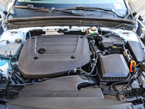 Used 2025 Volvo XC40 B5 Plus image 29