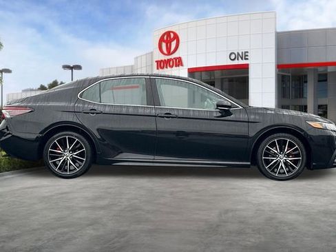 Used 2023 Toyota Camry SE image 3