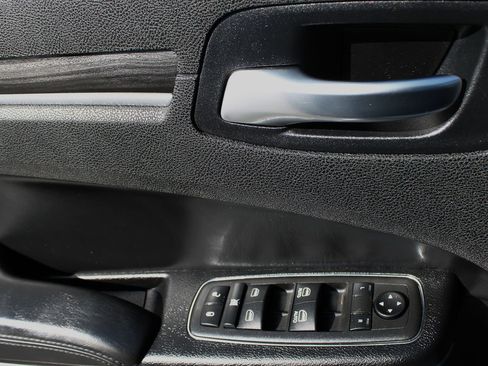 Used 2022 Chrysler 300 Touring w/ Sport Appearance Package image 13