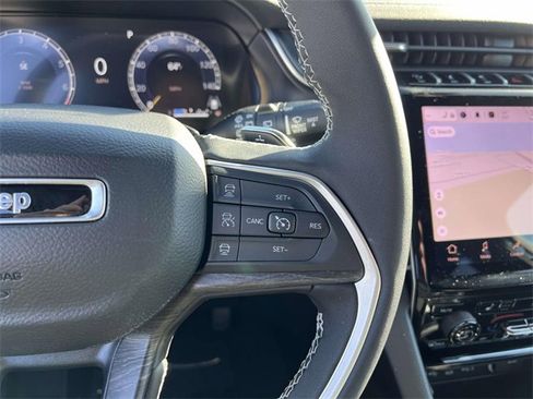 Certified 2025 Jeep Grand Cherokee Limited w/ Black Appearance Package image 18