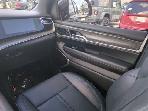 Used 2023 Jeep Wagoneer Series III w/ Preferred Equipment Group image 19