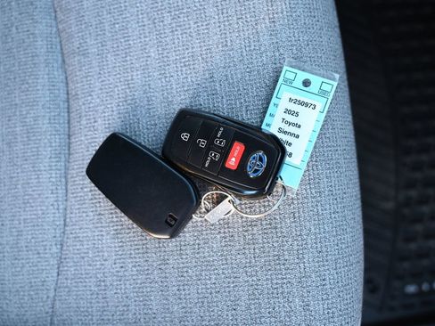 Used 2025 Toyota Sienna LE image 47