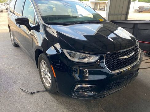 Used 2024 Chrysler Pacifica Touring-L FWD image 1