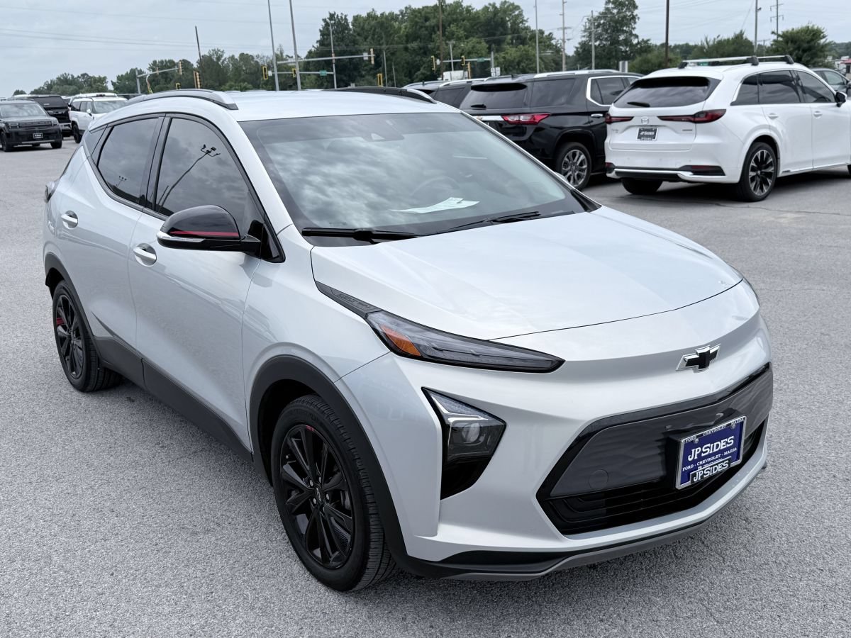 Used 2023 Chevrolet Bolt EUV LT w/ Convenience Package FWD image 2