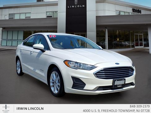 Used 2019 Ford Fusion SE FWD image 2