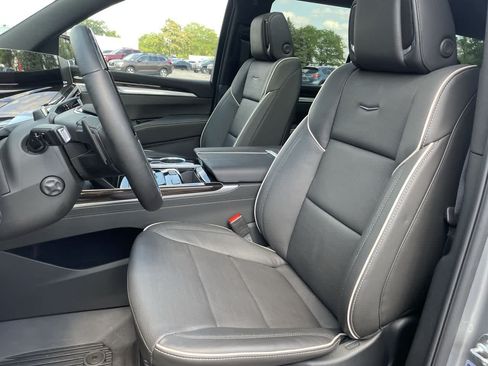Used 2026 Cadillac Escalade Luxury w/ LPO, Floor Liner Package AWD/4WD image 12