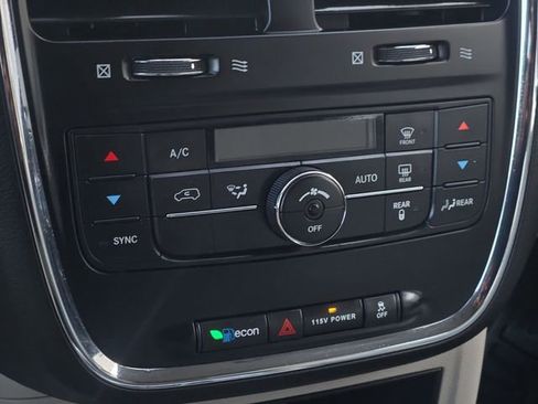 Used 2015 Chrysler Town & Country Touring image 22