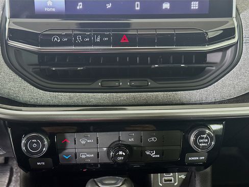 Used 2024 Jeep Compass Latitude image 24