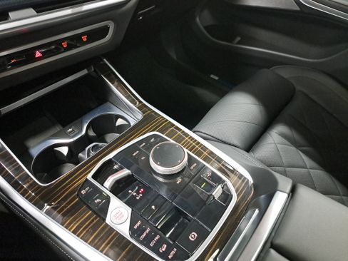 Used 2025 BMW X7 xDrive40i w/ Premium Package AWD/4WD image 27