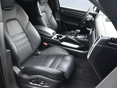 Certified 2022 Porsche Cayenne Turbo S AWD/4WD image 12