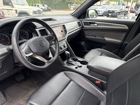 Used 2021 Volkswagen Atlas Cross Sport SE w/ 20" Black Wheels Package image 13