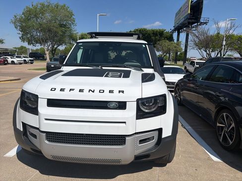 Used 2023 Land Rover Defender 110 SE image 3