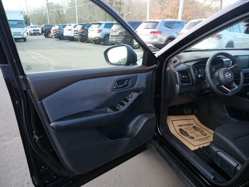 Used 2023 Nissan Rogue S image 14