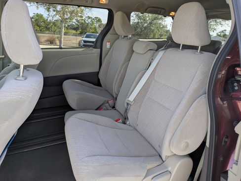 Used 2020 Toyota Sienna LE image 17