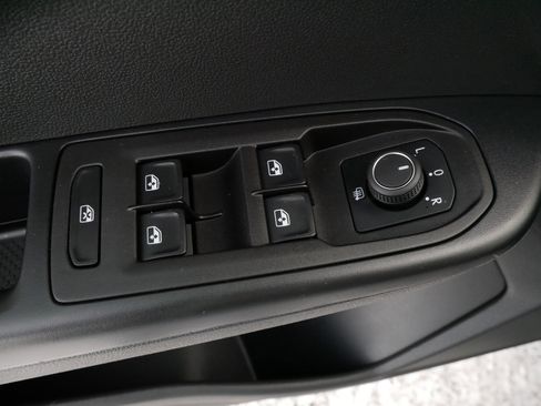 Certified 2025 Volkswagen Taos SE image 19