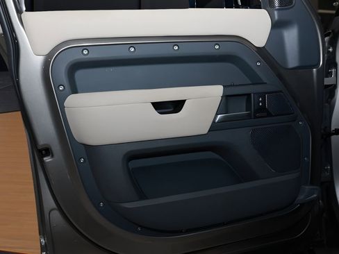 Used 2023 Land Rover Defender 110 X-Dynamic SE image 28