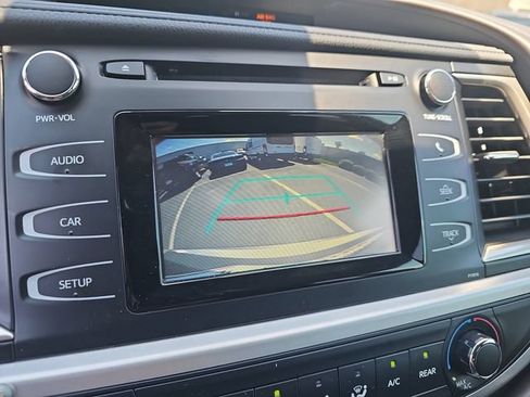 Used 2019 Toyota Highlander LE FWD image 18