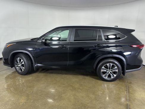 Used 2024 Toyota Highlander XLE AWD/4WD image 14