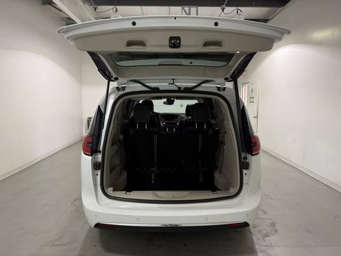 Used 2023 Chrysler Pacifica Touring-L FWD image 8