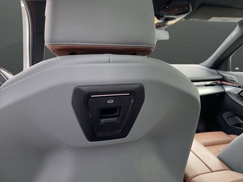 Used 2024 BMW 540i xDrive w/ Executive Package image 43