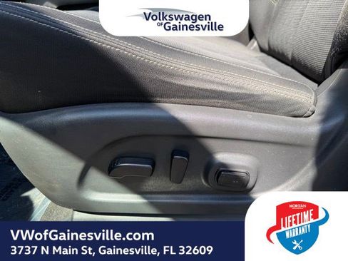 Used 2018 Nissan Titan SV w/ SV Convenience Package AWD/4WD image 17