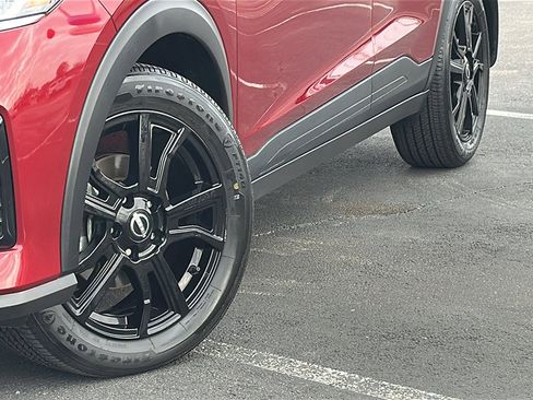 Used 2024 Nissan Kicks SV image 3