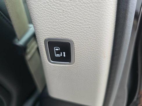 Used 2017 Chrysler Pacifica Touring-L FWD image 32