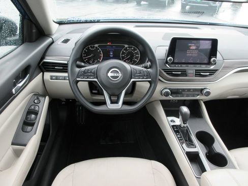 Used 2025 Nissan Altima 2.5 SV FWD image 12