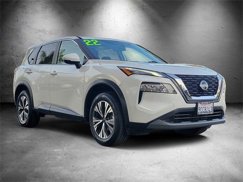 Used 2022 Nissan Rogue SV image 2