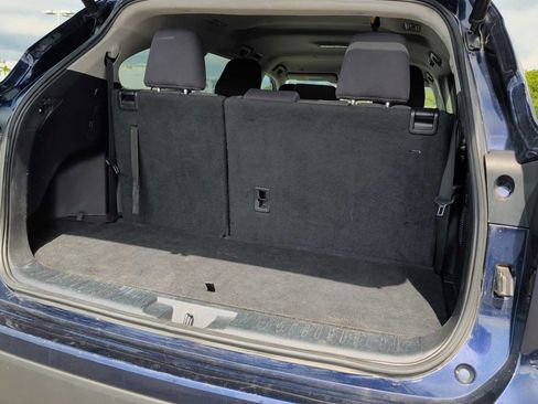 Used 2022 Toyota Highlander LE image 19