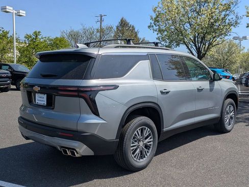 Used 2025 Chevrolet Traverse LT image 6