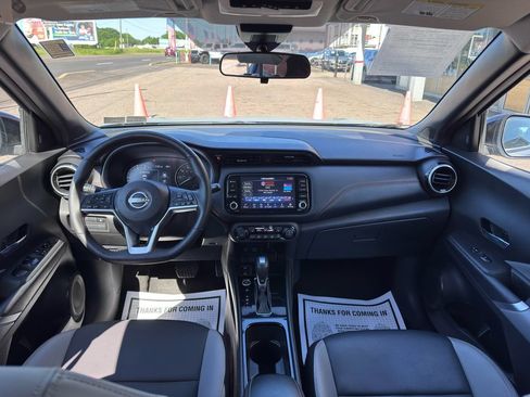 Used 2022 Nissan Kicks SR w/ Premium Package FWD image 38
