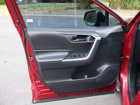 Used 2021 Toyota RAV4 LE w/ Carpet Mat Package (TMS) AWD/4WD image 23