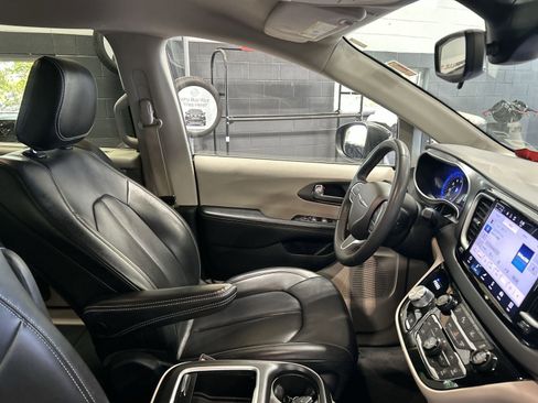 Used 2023 Chrysler Pacifica Touring-L FWD image 8