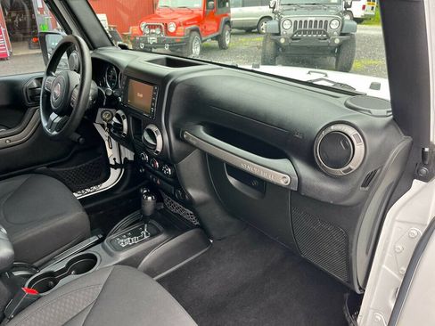 Used 2015 Jeep Wrangler Sport AWD/4WD image 28