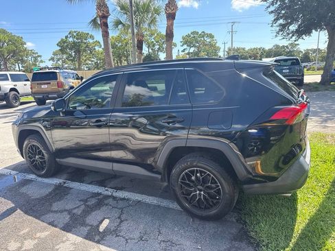 Used 2021 Toyota RAV4 XLE FWD image 4