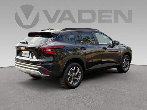Used 2025 Chevrolet Trax LT w/ LT Convenience Package FWD image 18
